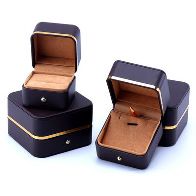 comprare Scatola di imballaggio di gioielli in pelle di grado logo in incisione per bracciale collana orologio e anello online manufacture