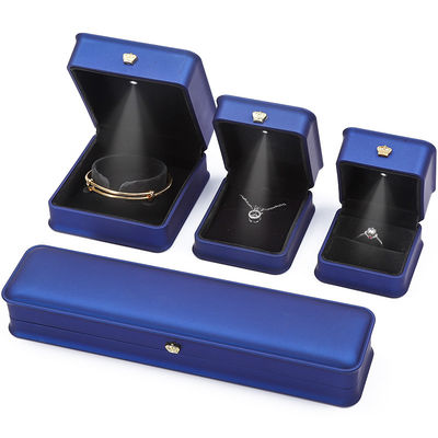 comprare Cassa per gioielli di lusso in pelle PU convessa morbida a LED colore blu scuro online manufacture