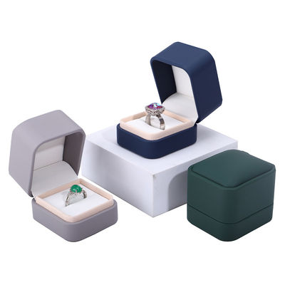 Logo personalizzato Gioielli Pacchetto Casella in cuoio PU per orecchini Braccialetti Colletti e anelli