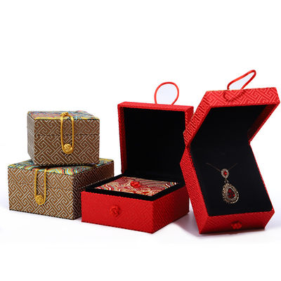 comprare Scatole di gioielli di velluto fatti a mano Materiale Colletto rosso stile cinese Scatola di stoccaggio online manufacture
