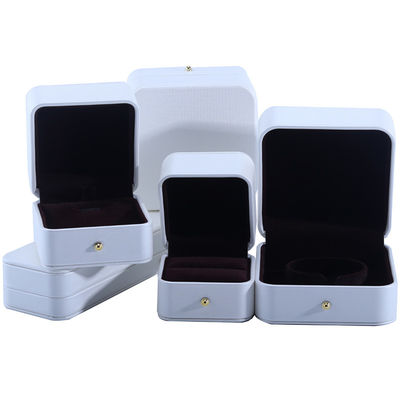 comprare Casella di imballaggio di gioielli in pelle PU bianca per orecchini per collane di nozze Anello 9.5*9.5*6cm online manufacture