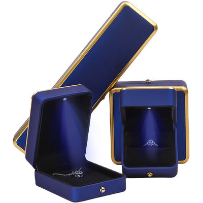 Braccialetto Colletto Orecchini Anello Gioielleria Scatola con materiale ecologico e luce a LED