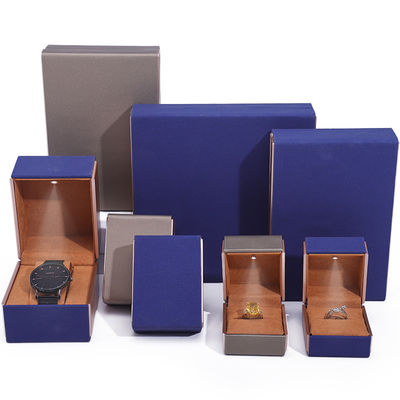comprare OEM Logo Accattivante Velvet Gioielleria Packaging Set con LED Light Soft Touch Rivestimento online manufacture