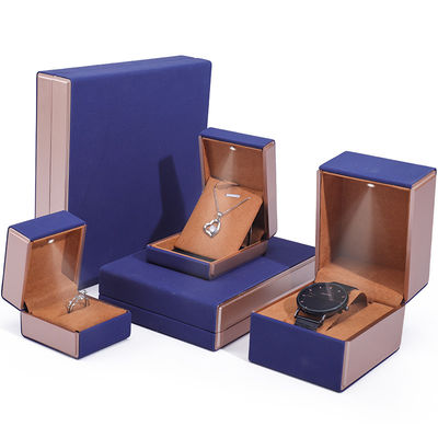 OEM Logo Accattivante Velvet Gioielleria Packaging Set con LED Light Soft Touch Rivestimento