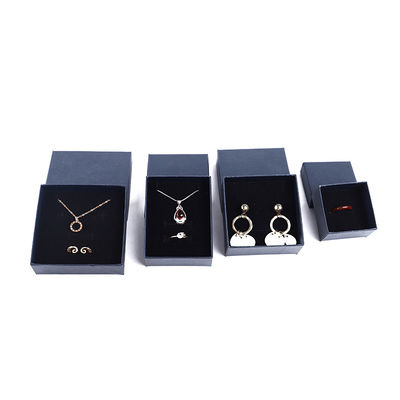 Manifattura all'ingrosso Casella di gioielleria di lusso personalizzata Custom high end Colletto Bracciale Orecchini Anello set di gioielli Imballaggio Capo di carta cartonata e base Casella di gioielli con logo