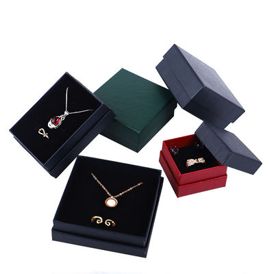 Manifattura all'ingrosso Casella di gioielleria di lusso personalizzata Custom high end Colletto Bracciale Orecchini Anello set di gioielli Imballaggio Capo di carta cartonata e base Casella di gioielli con logo