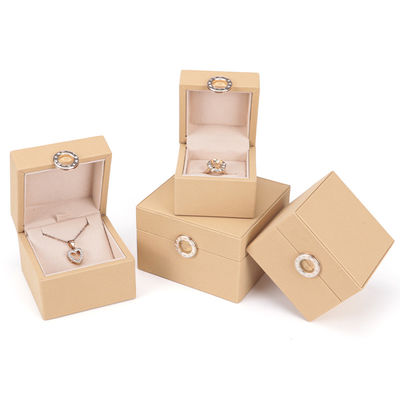 comprare Custom Hot Stamping Logo Quattro foglie di trifoglio PU Gioielleria in pelle Box per anelli di taglia personalizzata online manufacture