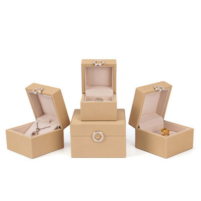 Custom Hot Stamping Logo Quattro foglie di trifoglio PU Gioielleria in pelle Box per anelli di taglia personalizzata