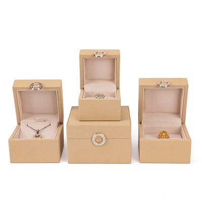 Custom Hot Stamping Logo Quattro foglie di trifoglio PU Gioielleria in pelle Box per anelli di taglia personalizzata
