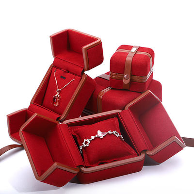 comprare Casella di gioielli in cuoio PU per logo personalizzato orecchini rossi bracciale collana anello imballaggio online manufacture