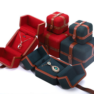 Casella di gioielli in cuoio PU per logo personalizzato orecchini rossi bracciale collana anello imballaggio