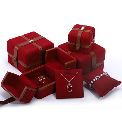 Casella di gioielli in cuoio PU per logo personalizzato orecchini rossi bracciale collana anello imballaggio