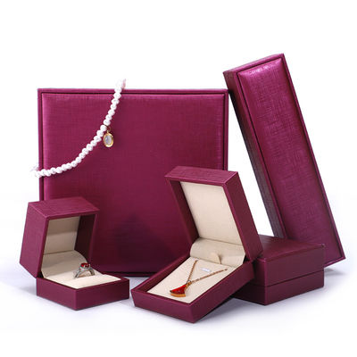 Cina produzione all'ingrosso Gioielli di lusso Box imballaggio Custom high end Colletto Bracciale Orecchino Anello Imballaggio rosa Red Pu cuoio gioielleria Box con logo