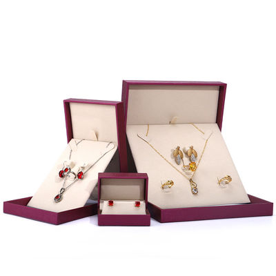 Cina produzione all'ingrosso Gioielli di lusso Box imballaggio Custom high end Colletto Bracciale Orecchino Anello Imballaggio rosa Red Pu cuoio gioielleria Box con logo