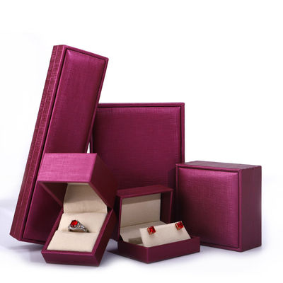 Cina produzione all'ingrosso Gioielli di lusso Box imballaggio Custom high end Colletto Bracciale Orecchino Anello Imballaggio rosa Red Pu cuoio gioielleria Box con logo
