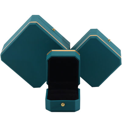 Gioielli in colore verde scuro con confezioni in pelle finta ottagonale