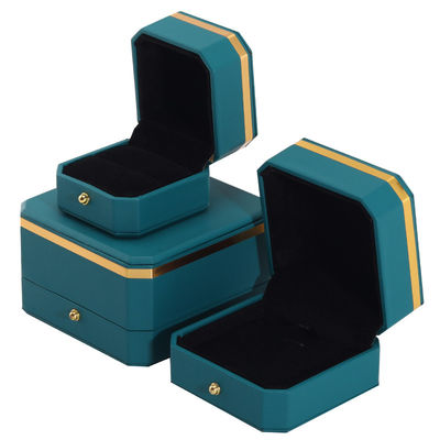 Gioielli in colore verde scuro con confezioni in pelle finta ottagonale