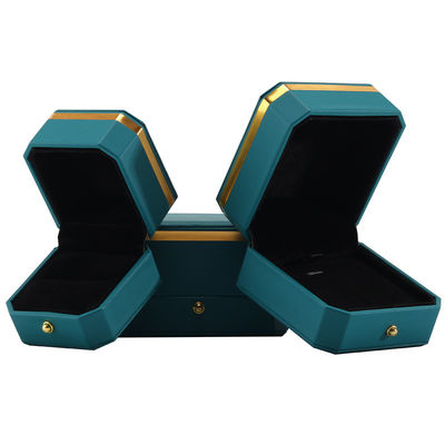Gioielli in colore verde scuro con confezioni in pelle finta ottagonale