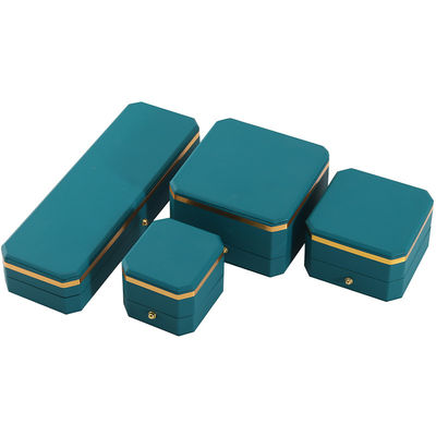 Gioielli in colore verde scuro con confezioni in pelle finta ottagonale