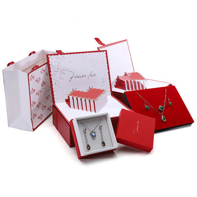 Scatola regalo per gioielli di carta da cartone con biglietto di auguri