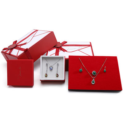 Scatola regalo per gioielli di carta da cartone con biglietto di auguri