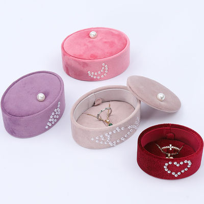 Mini Ovale con anello in velluto, con anello con ornamento di perla.