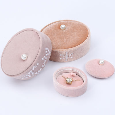 Mini Ovale con anello in velluto, con anello con ornamento di perla.