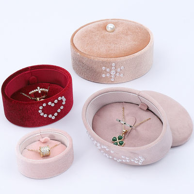Mini Ovale con anello in velluto, con anello con ornamento di perla.