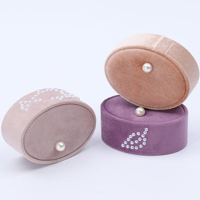 Mini Ovale con anello in velluto, con anello con ornamento di perla.
