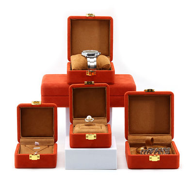 Imballaggio per la conservazione di gioielli di lusso di velluto rosso morbido e elegante con chiusura a fibbia d'oro