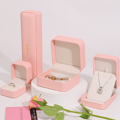 Manifattura all'ingrosso Gioielli Premium Confezioni per scatole Logo personalizzato Colletto Bracciale Orecchini Anello Confezioni in pelle rosa Confezioni per gioielli