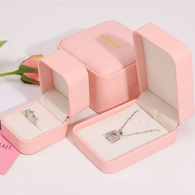 Manifattura all'ingrosso Gioielli Premium Confezioni per scatole Logo personalizzato Colletto Bracciale Orecchini Anello Confezioni in pelle rosa Confezioni per gioielli