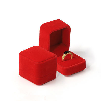Gioielli di lusso personalizzati in vendita all'ingrosso Scatola a doppio anello Logo personalizzato di velluto Gioielli rossi Anello di fidanzamento Scatola di imballaggio