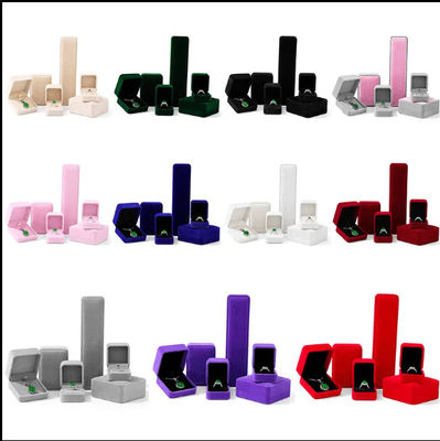 scatola portagioie rosa quadrato in velluto per anello di fidanzamento, con chiusura a ribalta