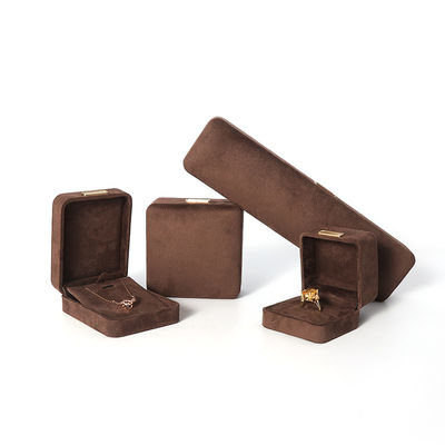 Prodotto all'ingrosso Casella di gioielli di lusso personalizzata Custom High End Colletto Bracciale Orecchini Anello set gioielli Imballaggio Casella di gioielli marrone velluto con logo