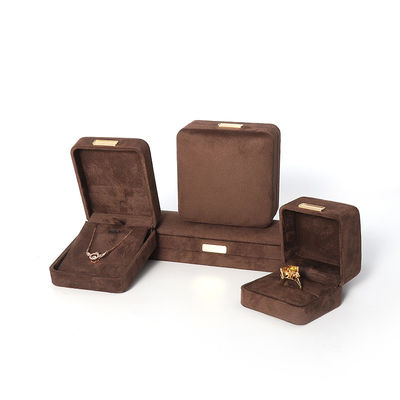 Prodotto all'ingrosso Casella di gioielli di lusso personalizzata Custom High End Colletto Bracciale Orecchini Anello set gioielli Imballaggio Casella di gioielli marrone velluto con logo