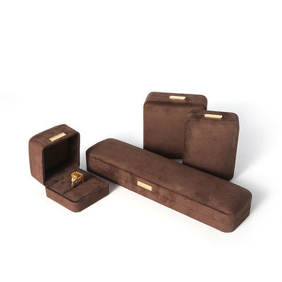 Prodotto all'ingrosso Casella di gioielli di lusso personalizzata Custom High End Colletto Bracciale Orecchini Anello set gioielli Imballaggio Casella di gioielli marrone velluto con logo