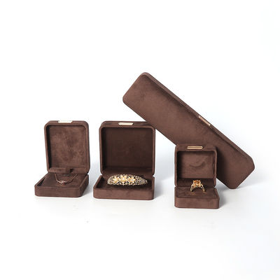 Prodotto all'ingrosso Casella di gioielli di lusso personalizzata Custom High End Colletto Bracciale Orecchini Anello set gioielli Imballaggio Casella di gioielli marrone velluto con logo