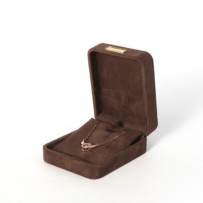 Prodotto all'ingrosso Casella di gioielli di lusso personalizzata Custom High End Colletto Bracciale Orecchini Anello set gioielli Imballaggio Casella di gioielli marrone velluto con logo
