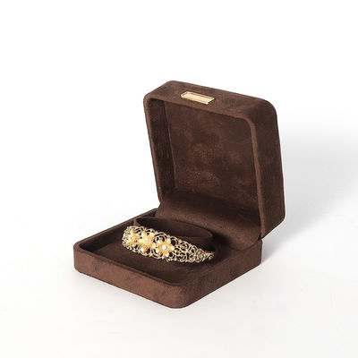 Prodotto all'ingrosso Casella di gioielli di lusso personalizzata Custom High End Colletto Bracciale Orecchini Anello set gioielli Imballaggio Casella di gioielli marrone velluto con logo