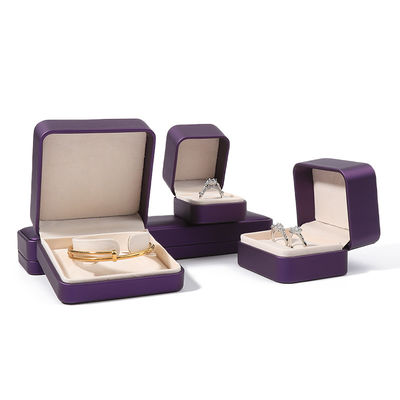 Scatola di gioielli in pelle viola con stampa in rilievo