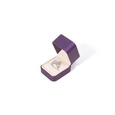 Scatola di gioielli in pelle viola con stampa in rilievo