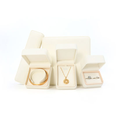 OEM ODM Fabbricazione a mano Quadrata Bianco Pelle Gioielleria Scatola Per Colletto Braccialetto Orecchini Anello Imballaggio