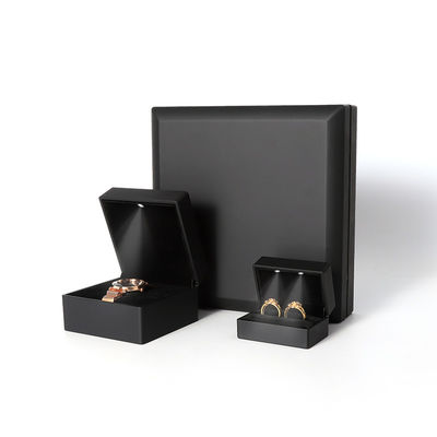 Cina produzione all'ingrosso di alta qualità Scatola per gioielli a LED Packaging Collana Bracciale Anello Scatola per gioielli Logo personalizzato Scatola per gioielli a LED in plastica nera di alta qualità con luce