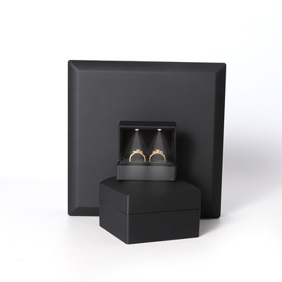 Cina produzione all'ingrosso di alta qualità Scatola per gioielli a LED Packaging Collana Bracciale Anello Scatola per gioielli Logo personalizzato Scatola per gioielli a LED in plastica nera di alta qualità con luce