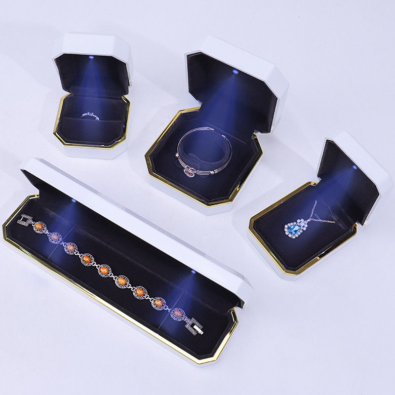 Logo personalizzato Gioielli leggeri Scatola regalo per braccialetti orecchini Pendente Collare di velluto Anello Materiale artigianale