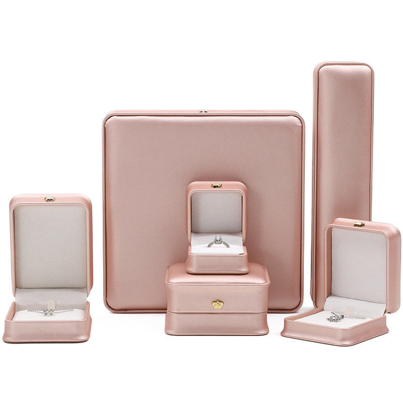 Disegno di corona in pelle d'oro rosa per anelli orecchini e collane