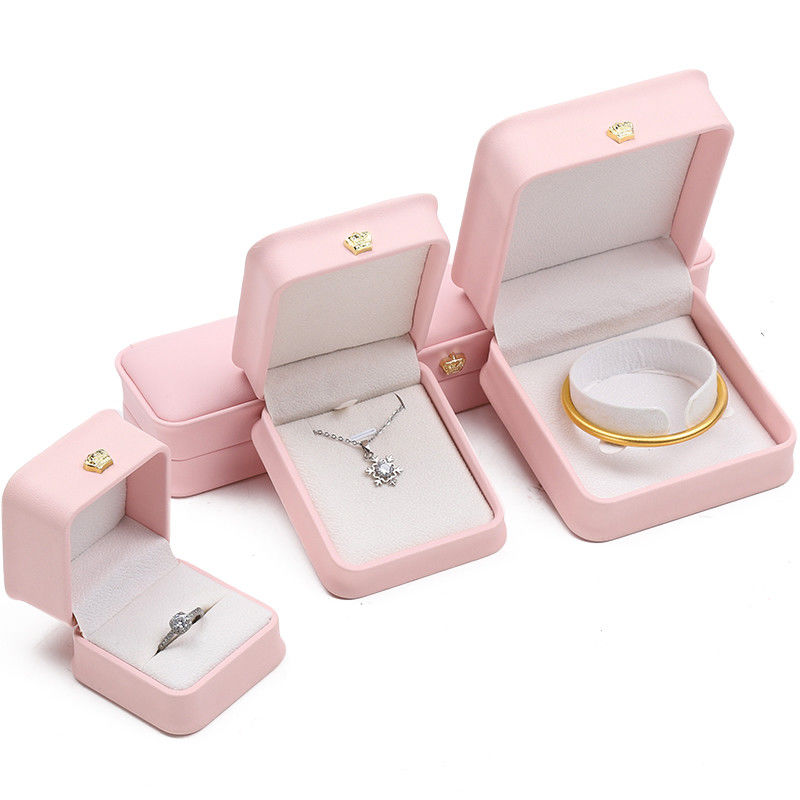 10*10*5cm Scatola di gioielli in pelle rosa per braccialetti corona Pendenti e anelli Logo personalizzato