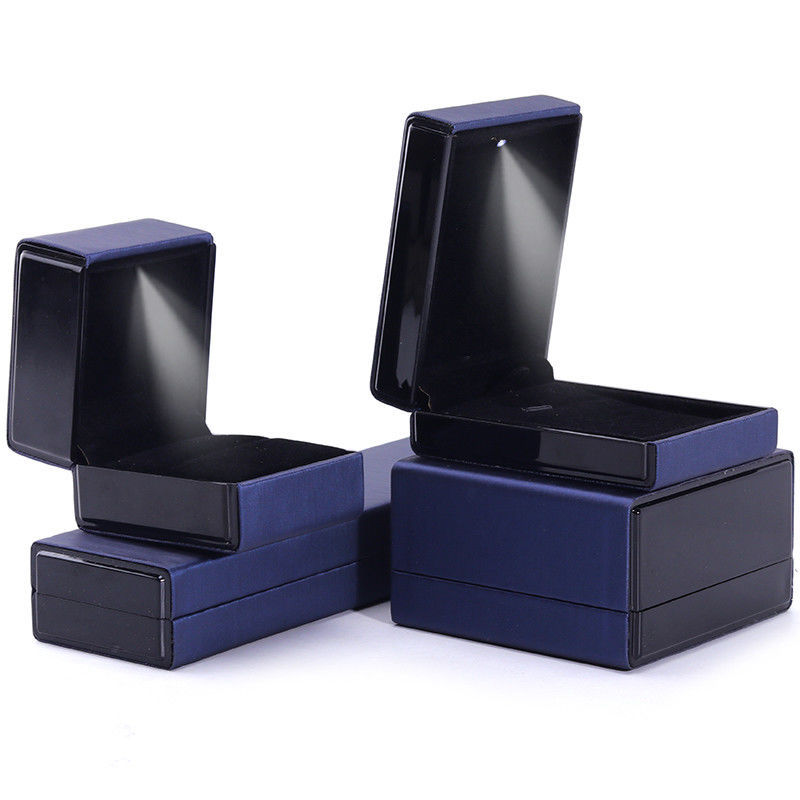 Logo del cliente LED Light Jewelry Box per braccialetto Collare e anello in pelle blu