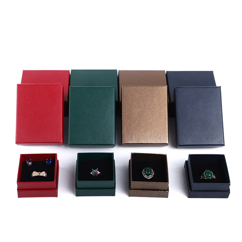 Manifattura all'ingrosso Casella di gioielleria di lusso personalizzata Custom high end Colletto Bracciale Orecchini Anello set di gioielli Imballaggio Capo di carta cartonata e base Casella di gioielli con logo